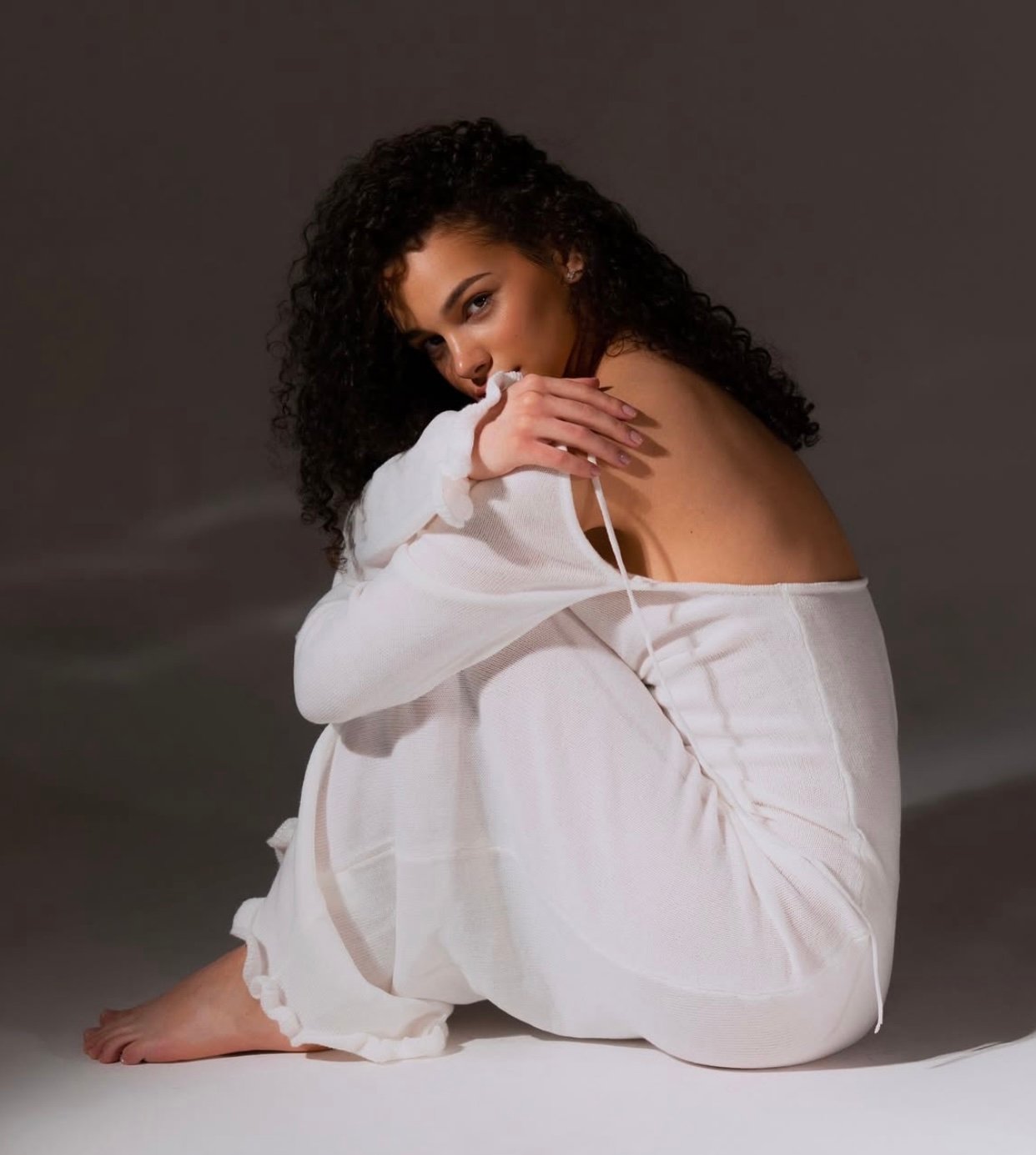 Инна выполняет расклад карт таро